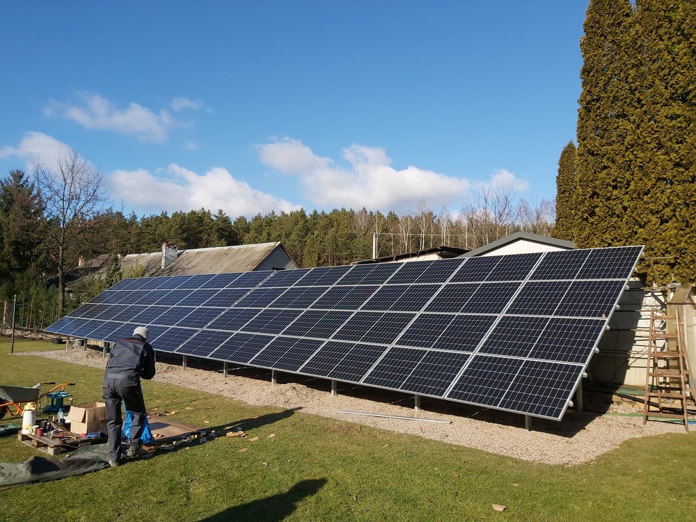 Zdjęcie dużej instalacji fotowoltaicznej